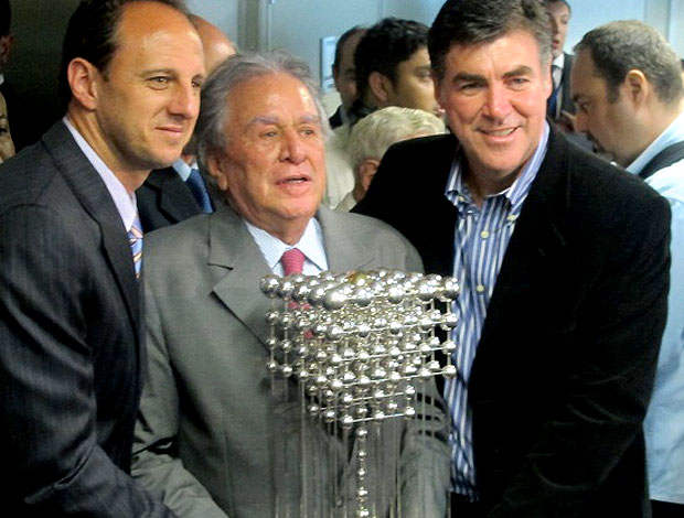 Juvenal Juvêncio, presidente São Paulo, entre Rogério Ceni e Zetti com a taça das Bolinhas (Foto: Julyana Travaglia / GLOBOESPORTE.COM)