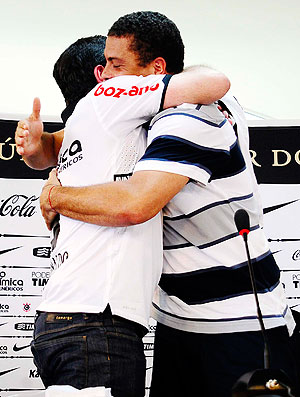 Ronaldo ganha abraço de Andres na despedida do Corinthians (Foto: Marcos Ribolli / GLOBOESPORTE.COM)