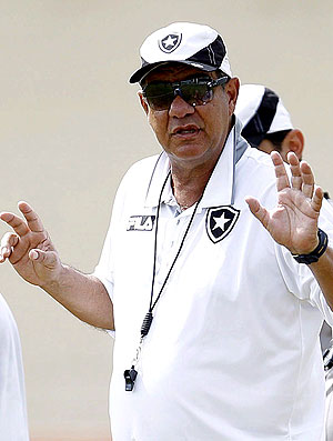 Joel Santana no treino do Botafogo (Foto: Alexandre Cassiano / Agência O Globo)