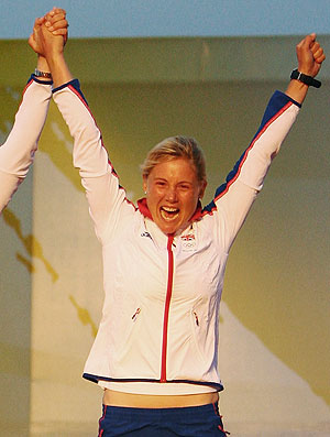 velejadora Sarah Ayton no pódio das Olimpíadas em 2008 (Foto: Getty Images)