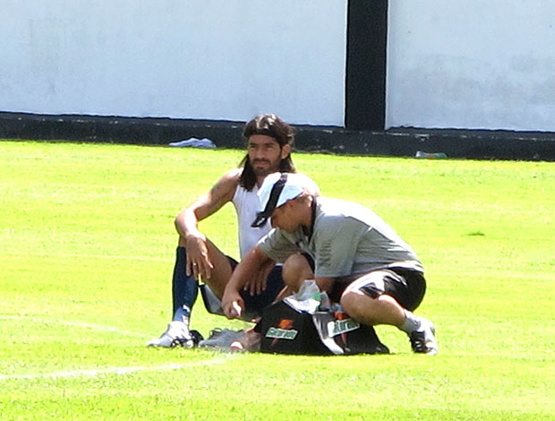Loco Abreu machucado no treino do Botafogo (Foto: Gustavo Rotstein / GLOBOESPORTE.COM)