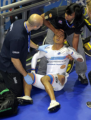 Azizulhasni Awang acidente etapa da Copa do Mundo de ciclismo em Manchester (Foto: AFP)
