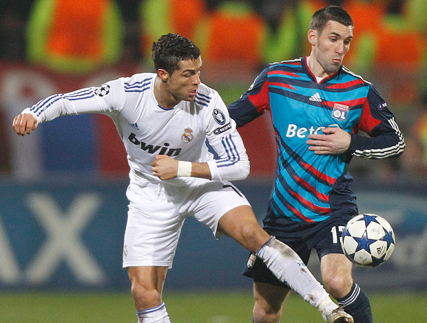 Cristiano Ronaldo Real Madrid Anthony Reveillere Lyon (Foto: Reuters)