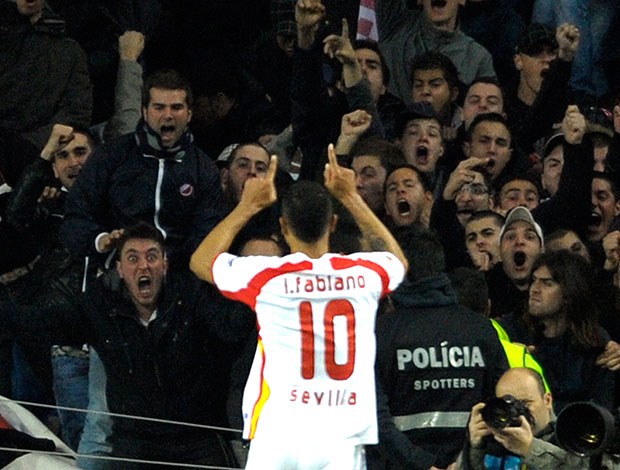 Luis Fabiano comemora gol do Sevilla contra o Porto (Foto: AFP)