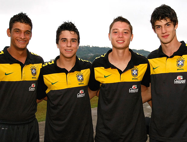 Guilherme Costa, Andrigo, Adryan e Lucas Piazón da seleção sub-17 (Foto: Marcelo de Jesus / Divulgação)