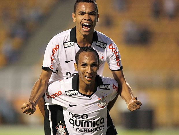 Dentinho Liedson gol Corinthians (Foto: Ag. Estado)