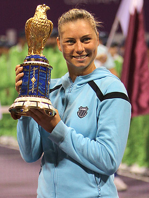 Vera Zvonareva tênis Doha final troféu (Foto: AFP)