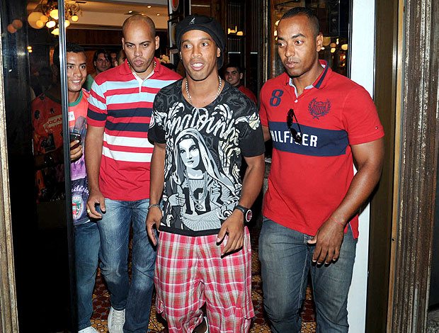 Ronaldinho camisa nova (Foto: André Durão / Globoesporte.com)