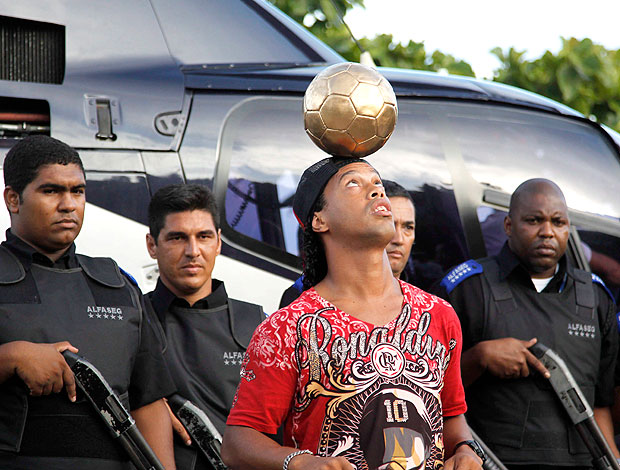marca camisa Ronaldinho (Foto: Jorge William / O Globo)