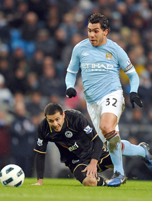 Manchester City Carlos Tevez e Wigan Athletic (Foto: AFP)