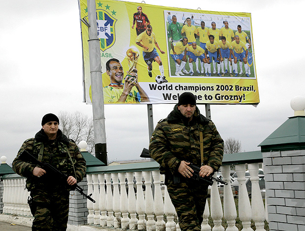 cartaz chechênia jogo-amistosoa (Foto: agência AP)