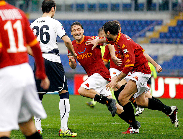 totti roma gol lazio (Foto: agência Reuters)