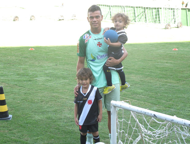 Bernardo com os filhos Enzo e Lucca em São Januário (Foto: Bernardo Ferreira / Globoesporte.com)
