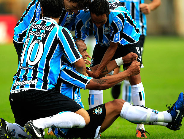 Carlos Alberto comemora gol do Grêmio  (Foto: Reuters)
