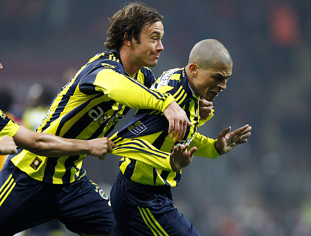 Alex comemora gol do Fenerbahçe com Lugano (Foto: Reuters)