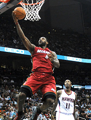 LeBron James na partida do Heat contra o Hawks (Foto: Reuters)