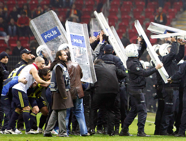 Alex do Fenerbahçe deixa o campo com a ajuda da policia (Foto: Reuters)