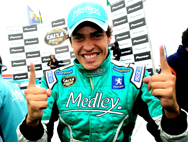 Marcos Gomes comemora a pole position na stock car (Foto: Duda Bairros / Stock Car)