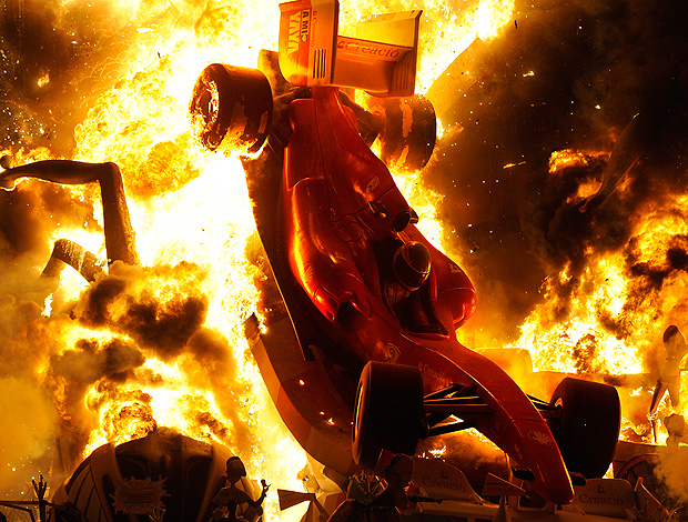 carro alonso ferrari pega fogo em festival em valância (Foto: agência AFP)