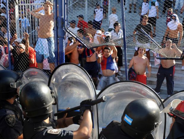 Briga entre torcedores de Vélez e San Lorenzo (Foto: Reuters)
