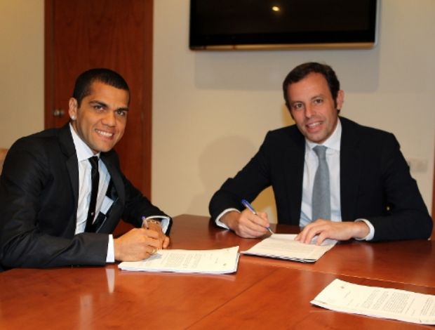 Daniel Alves assina contrato com o Barcelona (Foto: Divulgação)