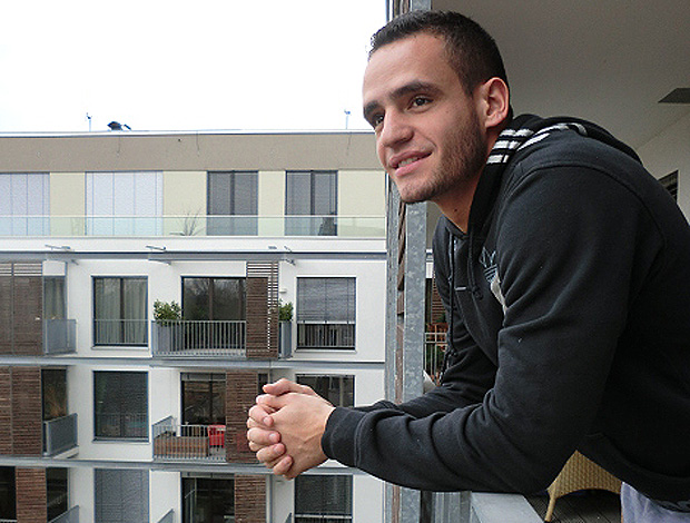 Renato Augusto na varanda de seu apartamento na Alemanha (Foto: Clicia Oliveira/Globoesporte.com)