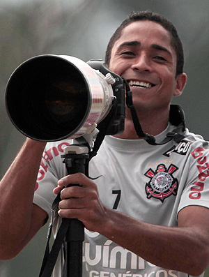 Jorge henrique máquina fotográfica treino Corinthians (Foto: Ag. Estado)