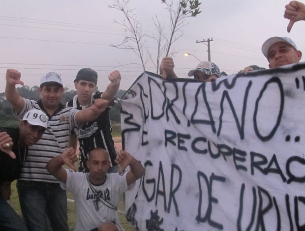 Protesto contra Adriano (Foto: Julyana Travaglia / Globoesporte.com)