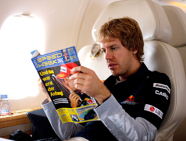 Vettel dentro do avião (Foto: Getty Images)