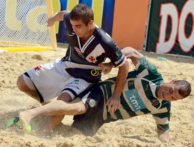 Betinho briga pela bola na vitória do Vasco sobre o Sporting no Mundialito de Futebol de Areia (Foto: Deco Pires / Divulgação)