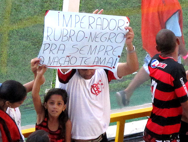 torcida do Flamengo com cartaz para Adriano (Foto: Gustavo Rotstein / GLOBOESPORTE.COM)