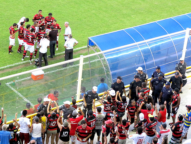 torcida do Flamengo protesta durante o jogo  (Foto: Gustavo Rotstein / GLOBOESPORTE.COM)