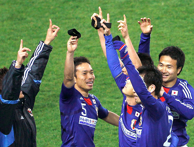 jogadores do Japão comemoram vitória em amistoso para vítimas de Tsunami (Foto: Reuters)