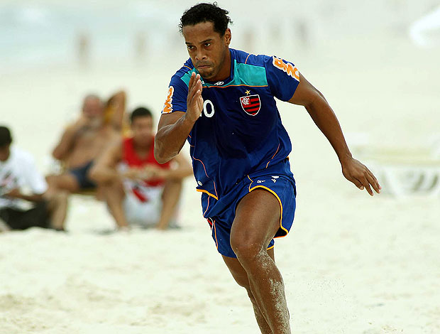Ronaldinho Gaúcho durante treino na praia do Flamengo (Foto: Maurício Val / VIPCOMM)