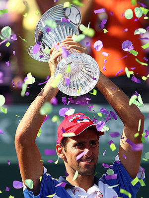 Novak Djokovic tênis Miami final troféu (Foto: Getty Images)