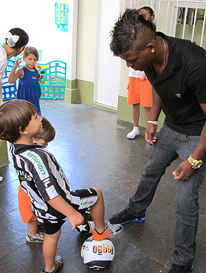Maicosuel do Botafogo visita creche (Foto: Gustavo Rotstein / GLOBOESPORTE.COM)