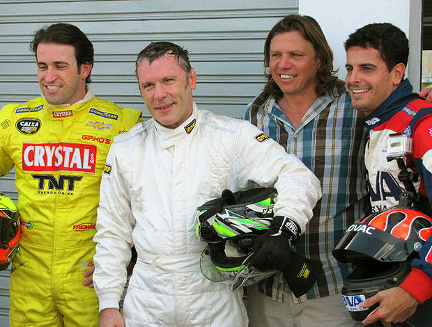 Bruce Dickson, líder do Iron Maiden ao lado de Campos e Zonta (Foto: Eros Narloch / Stock Car)