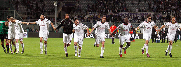 jogadores do Milan comemoram vitória sobre o Fiorentina (Foto: Reuters)