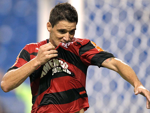 Thiago Neves comemora gol do Flamengo contra o Botafogo (Foto: Felipe Dana / AP)