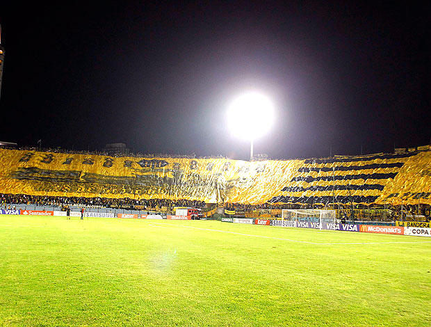 bandeirão do Peñarol no estádio (Foto: Reuters)