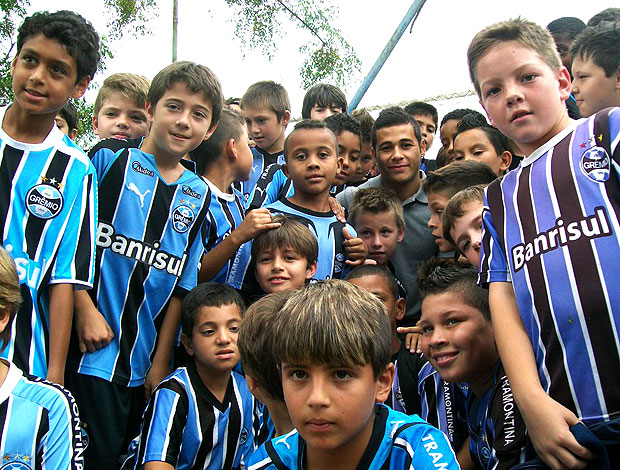 Bruno Collaço com crianças do Grêmio (Foto: Eduardo Cecconi / GLOBOESPORTE.COM)