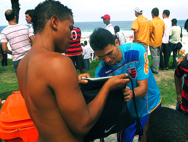 Ronaldo Angelim autografa camisa de torcedor durante treino na praia (Foto: Richard Souza / GLOBOESPORTE.COM)