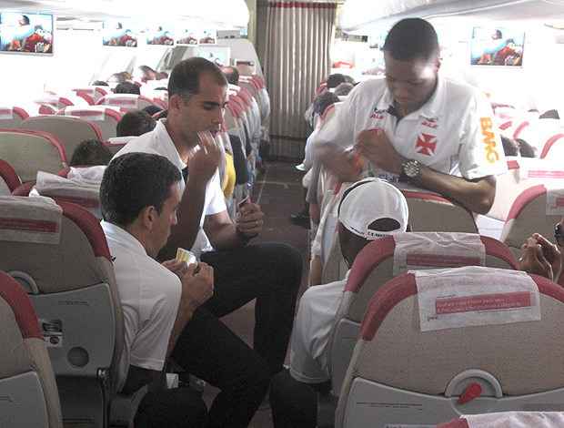 vasco jogadores jogam cartas no avião (Foto: Rafael Cavalieri/Globoesporte.com)