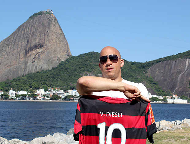 Vin Disel camisa Flamengo (Foto: Rafael França / Fla Imagem)