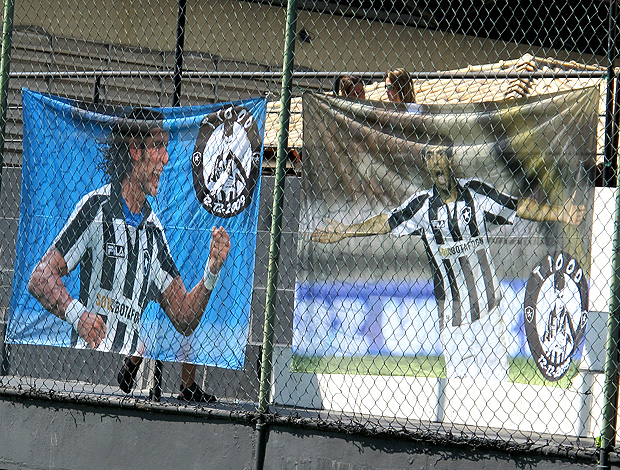 bandeira loco abreu herrera botafogo (Foto: Thiago Fernandes / Globoesporte.com)