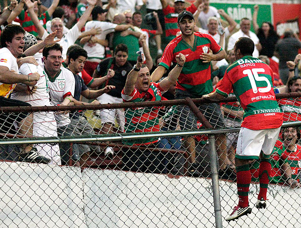 Ananias comemora gol da Portuguesa (Foto: Ag. Estado)