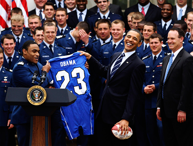 obama futebol americano força aérea (Foto: Reuters)