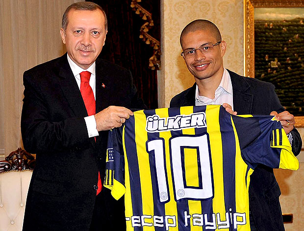 Alex entrega camisa do Fenerbahçe para o primeiro ministro da Turquia (Foto: AP)