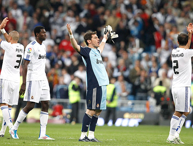 Casillas e jogadores do Real Madrid agradecem a torcida após jogo com o Barcelona (Foto: EFE)