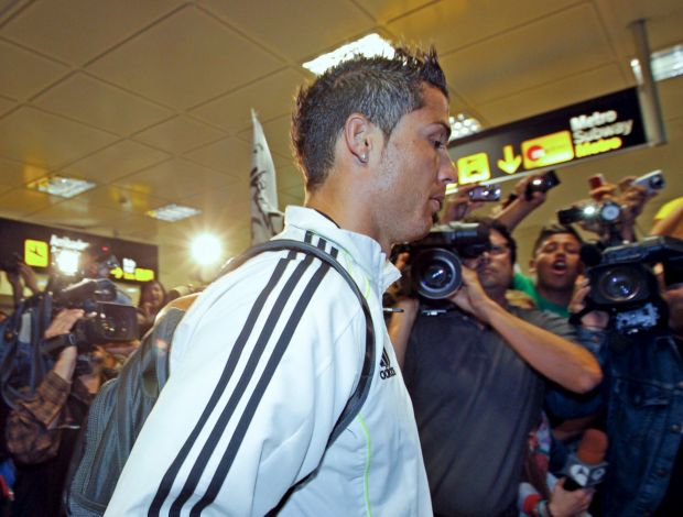 Cristiano Ronaldo no desembarque do Real Madrid em Valência (Foto: EFE)